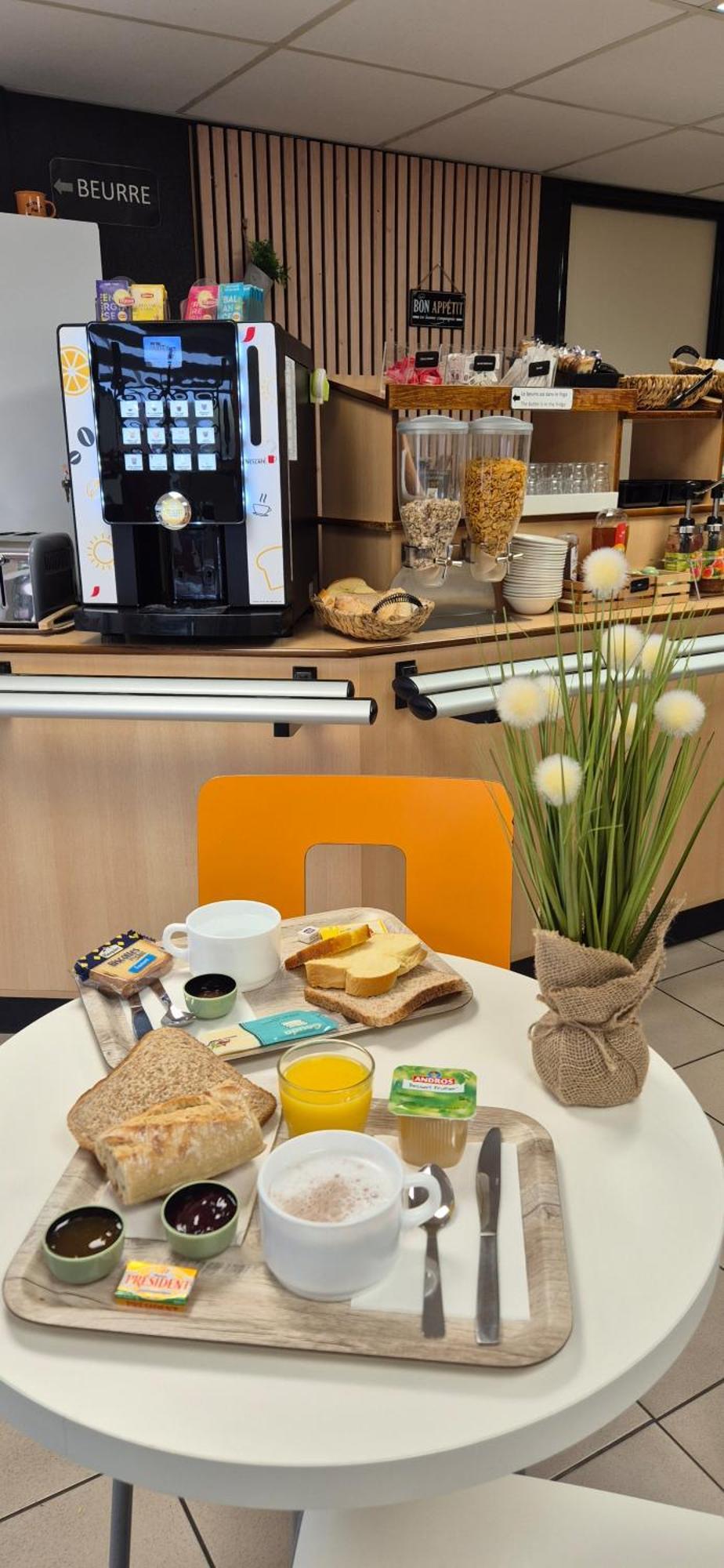 Première Classe Chateauroux - Maur Hotel *